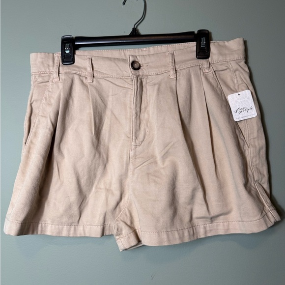Free People NWT Women’s Billie Chino Shorts Size 8 Color Almond Milk - Picture 1 of 7